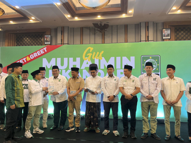 Ketua Umum PKB Muhaimin Iskandar (Cak Imin) saat berfoto bersama kader PKB yang menangi Pilkada di Jateng. Foto: Intan Alliva Khansa/kumparan