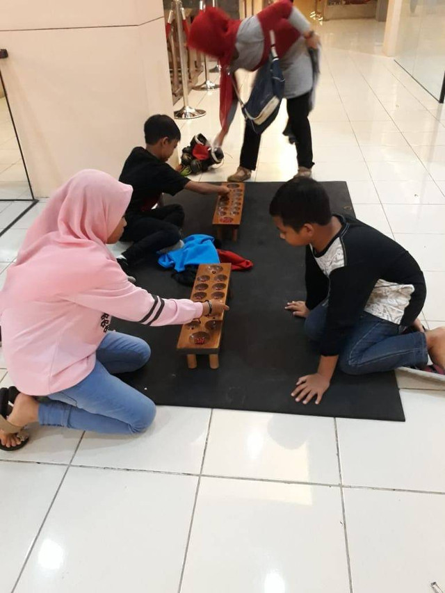 Permainan tradisional congklak. foto: dokumen pribadi keluarga Syakira (penulis)