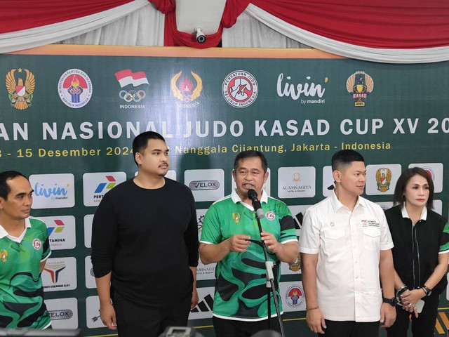 KASAD, Jenderal Maruli Simanjuntak (tengah), saat menyampaikan keterangan dalam penutupan Judo KASAD Cup di Cijantung, Jakarta Timur, Minggu (15/12/2024).  Foto: Rachmadi Rasyad/kumparan