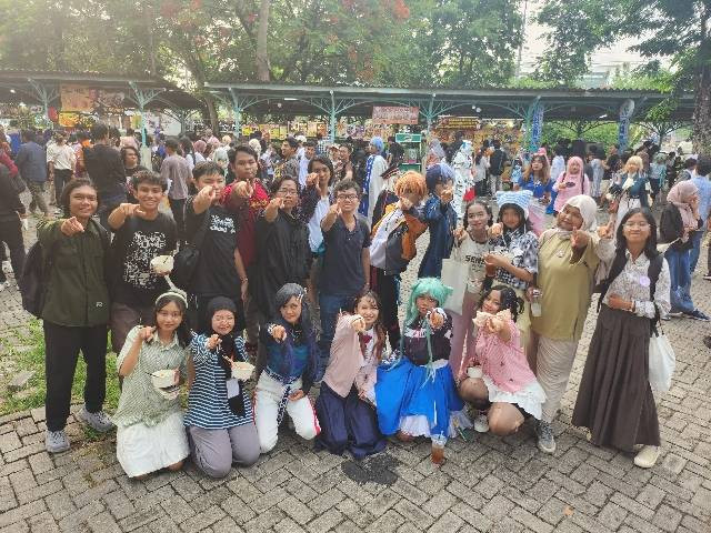 Suasana Di Event Jejepangan Saat Berfoto Dengan Cosplayer (Foto. Dokumen Pribadi)