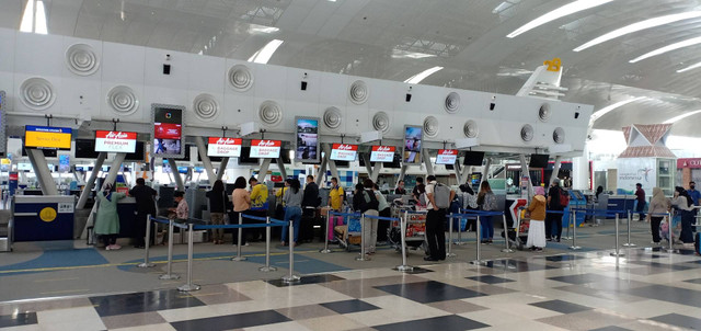 Apakah transit harus check-in ulang? Foto suasana check-in di bandara. Sumber: Unsplash/Edwin Petrus