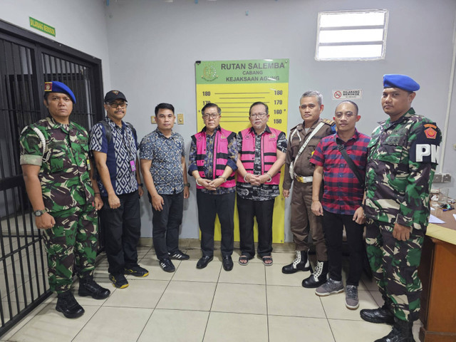 3 tersangka mantan Hakim PN Surabaya yang memvonis bebas Ronald Tanur dilimpahkan ke JPU. Foto: Dok Kejagung