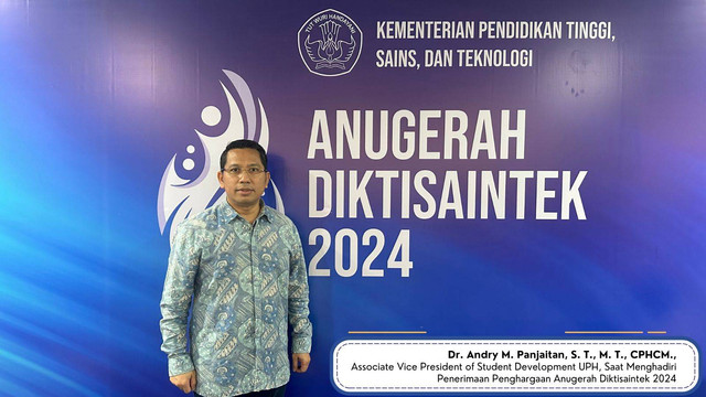 Dr. Andry M. Panjaitan, S. T., M. T., CPHCM, selaku Associate Vice President of Student Development mewakili UPH untuk menerima penghargaan pada Anugerah Diktisaintek 2024.