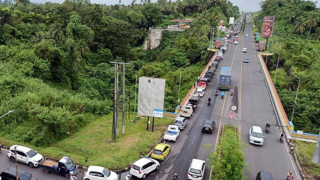 Foto udara antrean pengisian BBM di salah satu SPBU yang ada di Jalan Ringroad Manado, Sulawesi Utara.