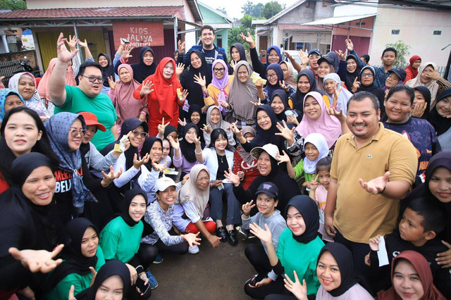 Senator Sumsel dr. Ratu Tenny Leriva ditengah masyarakat Palembang yang mengikuti sedekah sehat. Foto : Istimewa