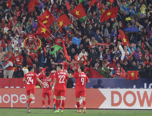 Selebrasi pemain Timnas Vietnam, Nguyen Quang Hai, usai jebol gawang Indonesia dalam lanjutan Piala AFF 2024 di Stadion Viet Tri pada 15 Desember. Foto: VFF