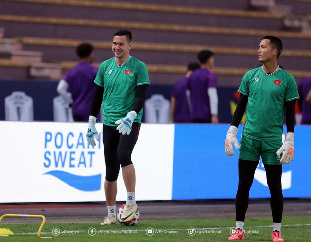 Kiper Timnas Vietnam, Filip Nguyen (kiri) dan Nguyen Dinh Trieu, di Piala AFF 2024. Foto: VFF