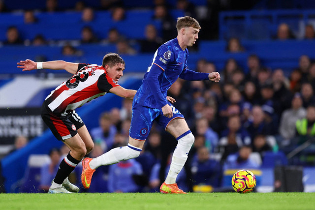 Pemain Chelsea Cole Palmer berebut bola dengan pemain Brentford Yehor Yarmoliuk pada pertandingan Liga Inggris di Stamford Bridge, London, Inggris, Minggu (15/12/2024). Foto: Hannah McKay/REUTERS