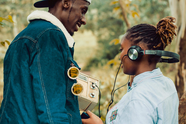 illustration of people listen to music (Source: Photo by Nicholas  Githiri from Pexels: https://www.pexels.com/photo/woman-wearing-headphones-standing-beside-man-1350419/)