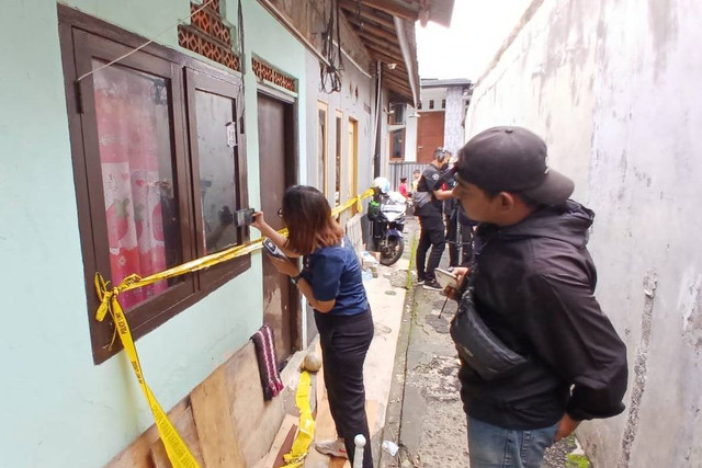 Suasana rumah sekeluarga tewas diduga bunuh diri karena pinjol di Cirendeu, Kota Tangerang Selatan, Senin (16/12/2024). Foto: kumparan