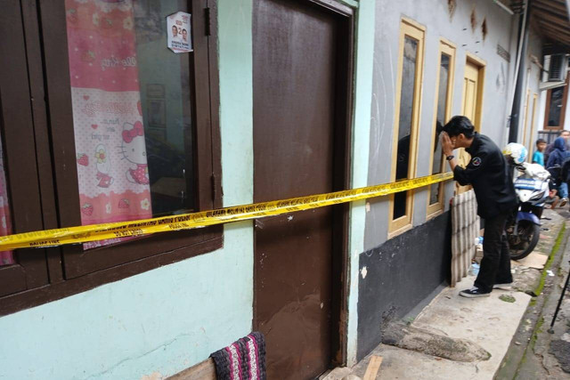 Suasana rumah satu keluarga tewas diduga bunuh diri karena pinjol di Kampung Poncol, Kelurahan Cirendeu, Kecamatan Ciputat Timur, Kota Tangerang Selatan, Senin, (16/12/2024). Foto: kumparan