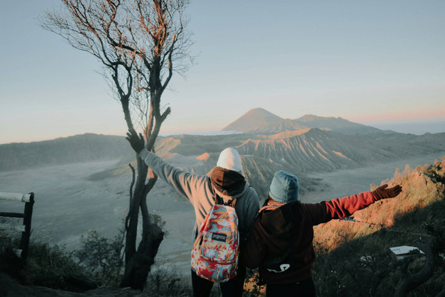 Ide Outfit ke Bromo. Foto: Outfit Jaket Tebal, Celana Kain, dan Topi Rajut. di Bromo Sumber Unsplash Azhar Galih