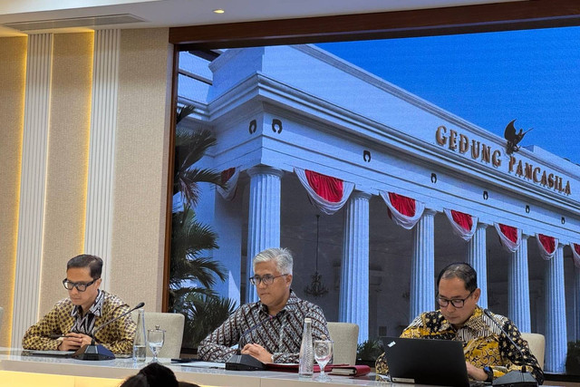 Jubir Kemlu, Rolliansyah Soemirat (tengah) dan Direktur PWNI Kemlu, Judha Nugraha menggelar press briefing di Ruang Palapa, Kementerian Luar Negeri, Jakarta, Senin (16/12/2024). Foto: Luthfi Humam/kumparan