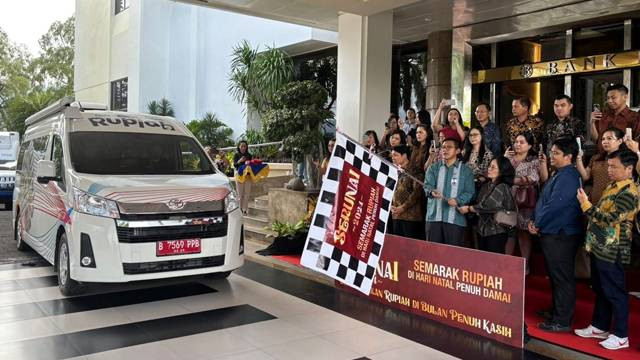 Mobil kas keliling Bank Indonesia wilayah Sulawesi Utara, yang diluncurkan untuk melayani penukaran uang di masyarakat menjelang Natal dan Tahun Baru.