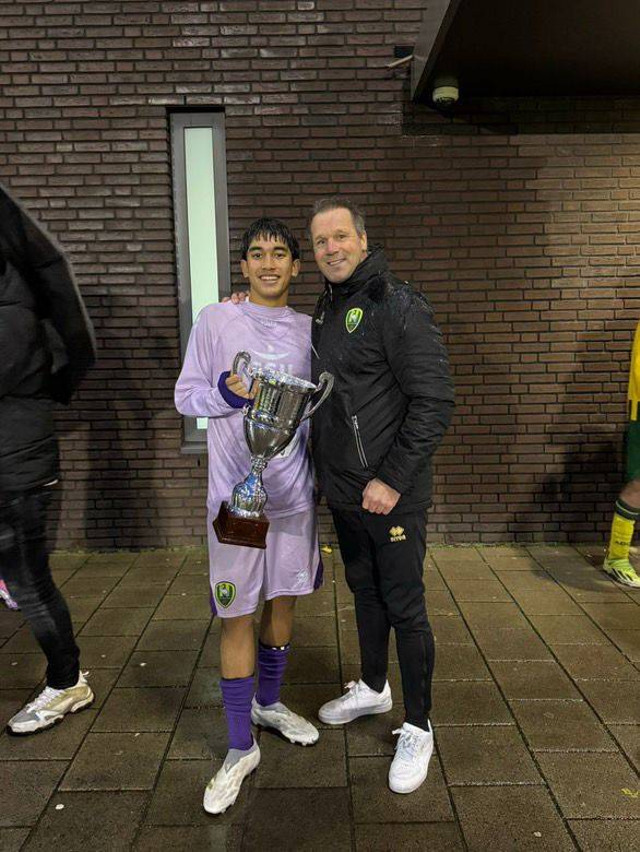 Kiper keturunan Indonesia, Ferran Alinegara, membawa ADO Den Haag U-15 juara di Belanda. Foto: Dok. Ferran Alinegara