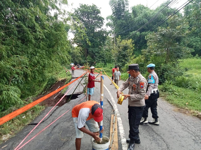 Jalan Raya Dusun Mojogitik, Personel Polsek Karangrejo Lakukan Pengalihan Lalin