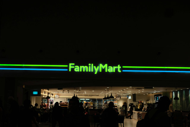 Family Mart Trinity Tower. Foto ilustrasi Family Mart. Sumber: Unsplash/Gilbert Ng.