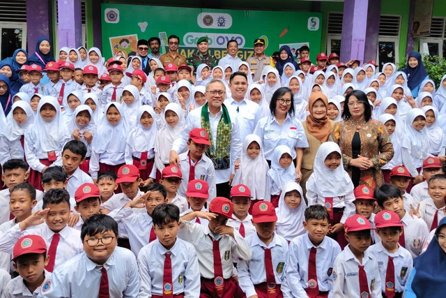 Menteri Koordinator Bidang Pangan Zulkifli Hasan meninjau uji coba makan bergizi gratis di SD Muhammadiyah 1 Wonopeti, Kapanewon Galur, Kabupaten Kulon Progo, Senin (16/12/2024). Foto: Arfiansyah Panji Purnandaru/kumparan