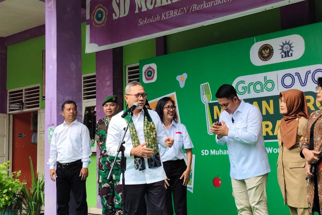 Menteri Koordinator Bidang Pangan Zulkifli Hasan meninjau uji coba makan bergizi gratis di SD Muhammadiyah 1 Wonopeti, Kapanewon Galur, Kabupaten Kulon Progo, Senin (16/12/2024). Foto: Arfiansyah Panji Purnandaru/kumparan