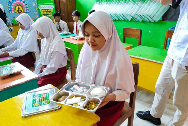 Uji coba makan bergizi gratis di SD Muhammadiyah 1 Wonopeti, Kapanewon Galur, Kabupaten Kulon Progo, Senin (16/12/2024). Foto: Arfiansyah Panji Purnandaru/kumparan