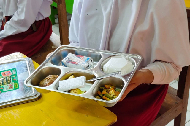 Uji coba makan bergizi gratis di SD Muhammadiyah 1 Wonopeti, Kapanewon Galur, Kabupaten Kulon Progo, Senin (16/12/2024). Foto: Arfiansyah Panji Purnandaru/kumparan