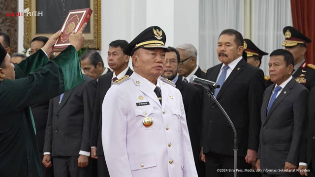 Presiden Prabowo Subianto melantik Muhidin sebagai Gubernur Kalimantan Selatan di Istana Negara, Jakarta, Senin (16/12/2024). Foto: YouTube/ Sekretariat Presiden