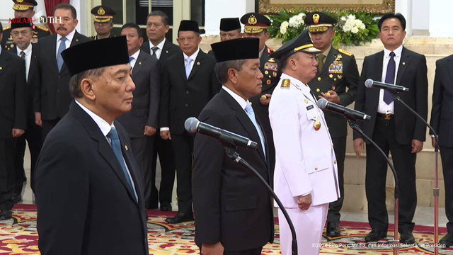 Presiden Prabowo Subianto melantik Sjafrie Sjamsoeddin sebagai Ketua Harian Dewan Pertahanan Nasional dan Donny Ermawan Sekretaris Dewan Pertahanan Nasional di Istana Negara, Jakarta, Senin (16/12/2024). Foto: YouTube/ Sekretariat Presiden