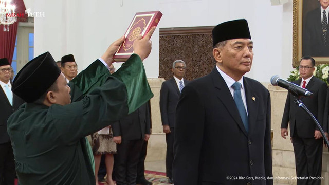 Presiden Prabowo Subianto melantik Sjafrie Sjamsoeddin sebagai Ketua Harian Dewan Pertahanan Nasional dan Donny Ermawan Sekretaris Dewan Pertahanan Nasional di Istana Negara, Jakarta, Senin (16/12/2024). Foto: YouTube/ Sekretariat Presiden