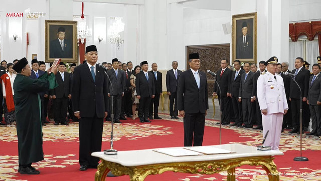 Presiden Prabowo Subianto melantik Sjafrie Sjamsoeddin menjadi Ketua Harian Dewan Pertahanan Nasional di Istana Negara, Jakarta, Senin (16/12/2024). Foto: YouTube/ Sekretariat Presiden