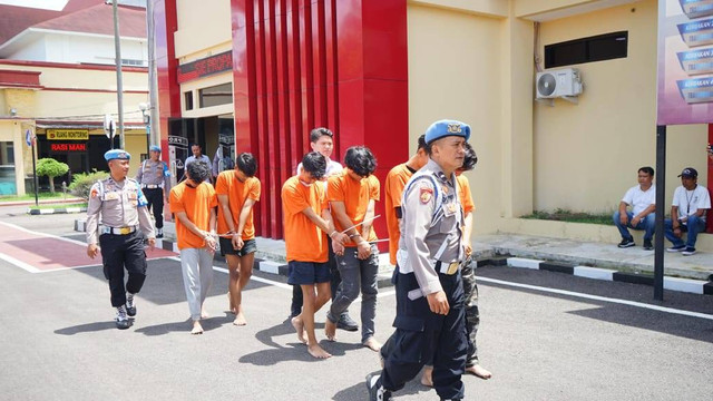 Polisi menunjukkan tersangka dan barang bukti perusakan dan pencurian dengan kekerasan terhadap warga di Kecamatan Pameungpeuk saat konpers di Polrestabes Bandung, Senin (16/12/2024). Foto: Polrestabes Bandung