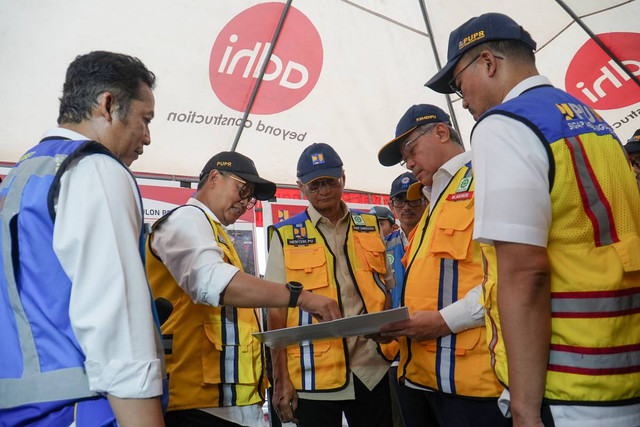 Kunjungan Menteri PU, Alexander Nanta Linggi (ketiga dari kiri) dan Dirjen Bina Marga, Rachman Arief Dienaputra (kedua dari kanan) saat meninjau kesiapan jalur Nataru. Foto: Dok. Kementerian PU