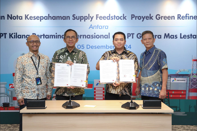 Kilang Pertamina Internasional bersama PT Gapura Mas Lestari (GML) saat menendatangani Nota Kesepahaman pasokan Feedstock Proyek Green Refinery Kilang Cilacap. Foto: Dok. Pertamina