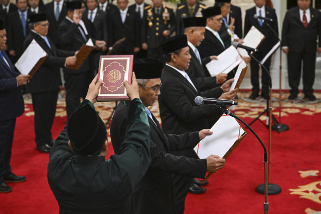 Rohaniwan mengambil sumpah jabatan jajaran pimpinan dan Dewan Pengawas (Dewas) KPK periode 2024-2029 di Istana Negara, Jakarta, Senin (16/12/2024). Foto: Aditya Pradana Putra/ANTARA FOTO