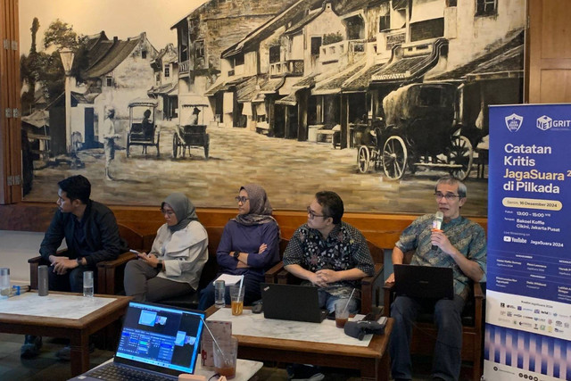 Jaga Suara beserta para pemerhati Pemilu lainnya menggelar konferensi pers tentang catatan Pilkada 2024 di Bakoel Koffie Cikini, Jakarta, Senin (16/12/2024). Foto: Luthfi Humam/kumparan