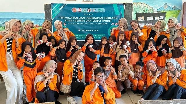 Mahasiswa Program Studi Kesehatan Masyarakat Universitas Jambi (UNJA) melaksanakan program Penyuluhan dan Penerapan Perilaku Hidup Bersih dan Sehat (PHBS) di SD 198/II Dwi Karya Bhakti. Foto ini diambil setelah praktek cuci tangan pakai sabun (CTPS) yang dilakukan secara interaktif dan menyenangkan bersama siswa.