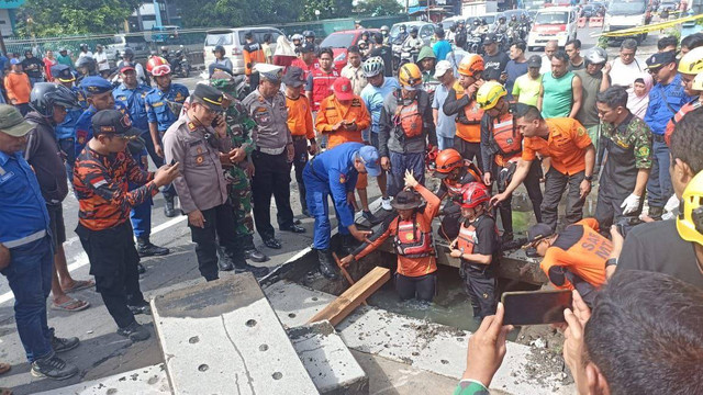 Proses evakuasi korban terperosok ke Saluran Air, Jalan Jogja-Wates KM 10 Sedayu, Bantul, Daerah Istumewa Yogyakarta (DIY) Senin (16/12/2024).Foto: Hadid Husaini