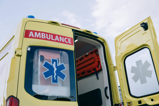 Ambulans adalah kendaraan medis yang dirancang khusus untuk mengangkut pasien yang membutuhkan perawatan segera. Foto: Pexels.com