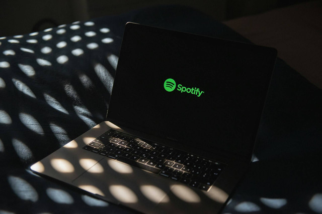 Ilustrasi Cara Membatalkan Spotify Premium. Sumber: Unsplash/Thibault Penin