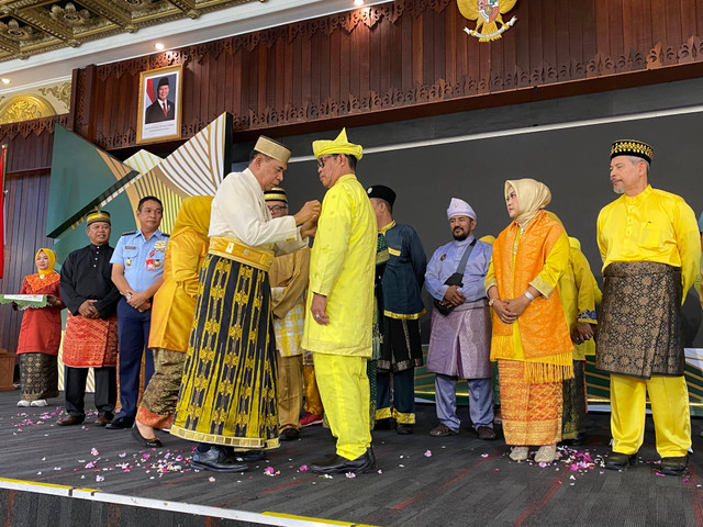 Raja Matan Tanjungpura, Pangeran Ratu Kertanegara Gusti Kamboja saat dikukuhkan sebagai Ketua DPD Forum Silaturahmi Keraton Nusantara. Foto: Yulia Ramadhiyanti/Hi!Pontianak