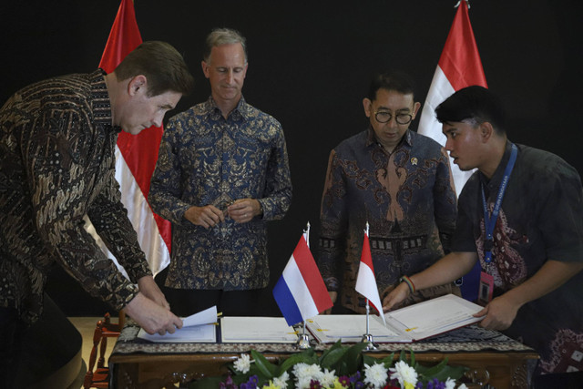 Menteri Kebudayaan Fadli Zon dan Duta Besar Belanda Marc Gerritsen melakukan serah terima Repatriasi 204 Objek Warisan Budaya Indonesia-Belanda Foto: Iqbal Firdaus/kumparan