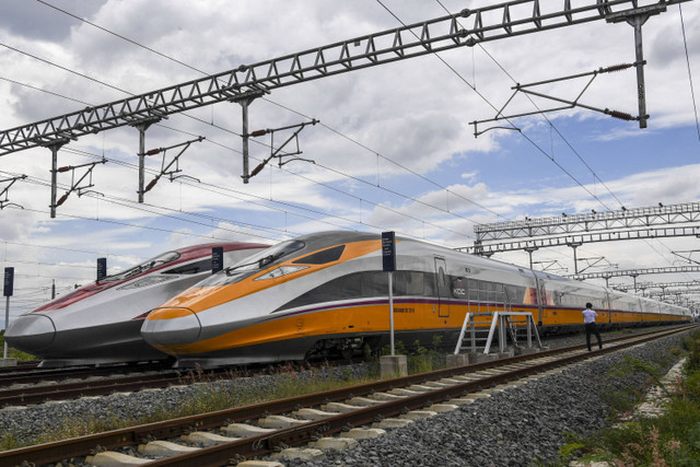 Pekerja memeriksa kondisi kereta cepat Whoosh di Depo Kereta Cepat di Tegalluar, Kabupaten Bandung, Jawa Barat, Senin (16/12/2024). Foto: Galih Pradipta/ANTARA FOTO