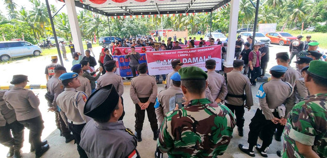 Aparat gabungan mengamankan jalannya aksi damai KRPD di Kantor KPU dan Bawaslu Mempawah. Foto: M. Zain/Hi!Pontianak