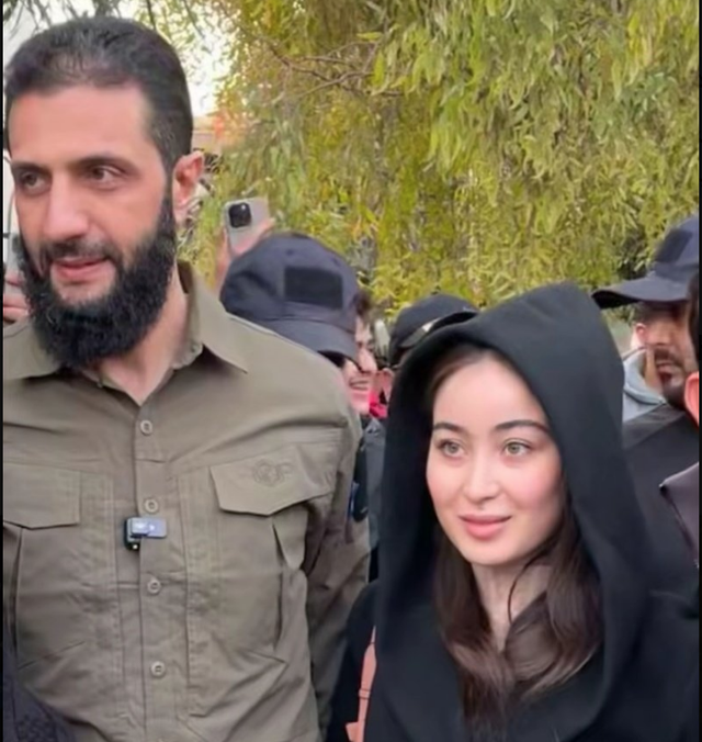 Lea Khairallah (kanan) bersama pimpinan HTS Suriah Abu Mohammad Al-Julani, Desember 2024. Foto: Viral di X