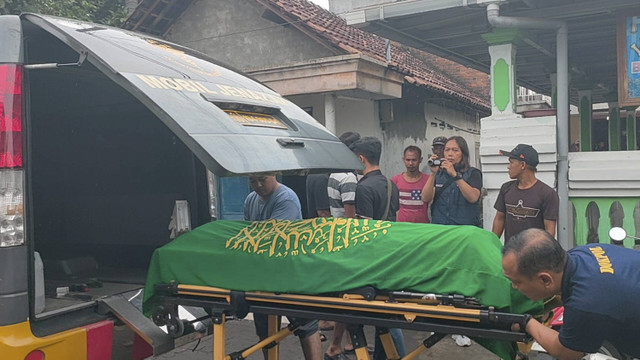 Jenazah M Soleh (60) yang ditemukan tewas berlumuran darah di rumahnya di Dusun Bokong Nisor, Desa Klantingsari, Tarik, Kabupaten Sidoarjo. Foto: Dok. Istimewa