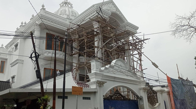 Penampakan rumah mewah Kepala Balai Pelaksanaan Jalan Nasional (BPJN) Kalimantan Barat Dedy Mandarsyah yang berada di Jalan Supeno No. 11, Kelurahan Talang Semut, Kecamatan Bukit Kecil, Kota Palembang. Foto : Abdullah Toriq/Urban Id