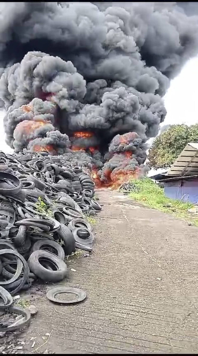 Tempat penampungan ban bekas seluas satu hektar di Kampung Citespong, Desa Jamali, Kecamatan Mande, Kabupaten Cianjur, Jawa Barat terbakar, Senin (16/12/2024). Foto: kumparan