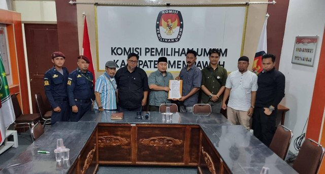 Koalisi Raykat Penyelamat Demokrasi (KRPD) Mempawah menyerahkan pernyataan sikap. Foto: M. Zain/Hi!Pontianak