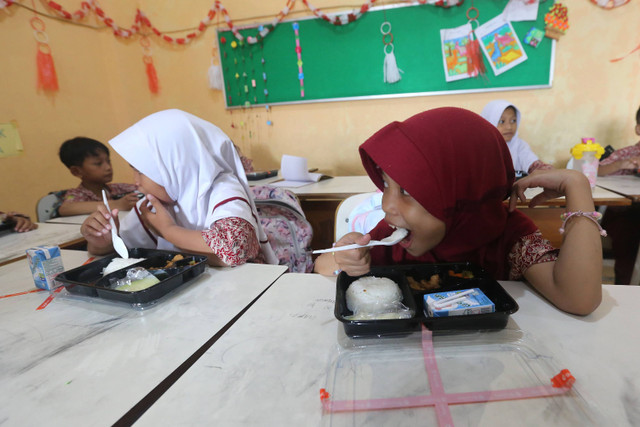 Simulasi pelaksanaan program makan bergizi gratis di salah satu sekolah di Surabaya. Foto: Diskominfo Surabaya 