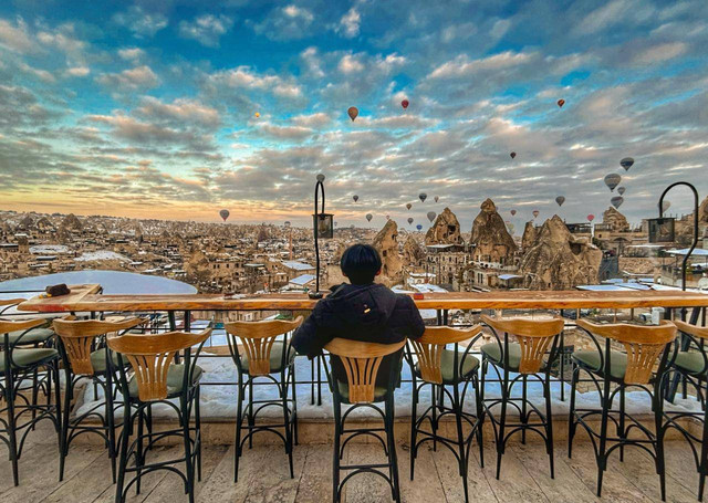 Saya menikmati balon-balon udara dari rooftop hotel.