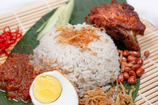 Kopitiam di Malang (Foto hanya ilustrasi, bukan tempat sebenarnya) (Gambar Nasi Lemak) Sumber: pexels/ Suhairy Tri Yadhi